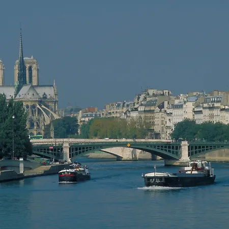 Adagio Access Sous Poissy Apart Otel 2*