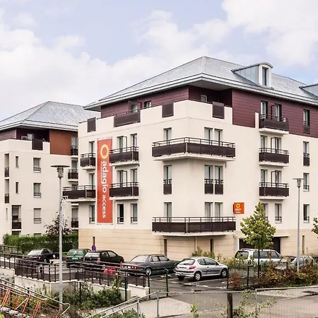 Adagio Access Sous Poissy Apart Otel 2*