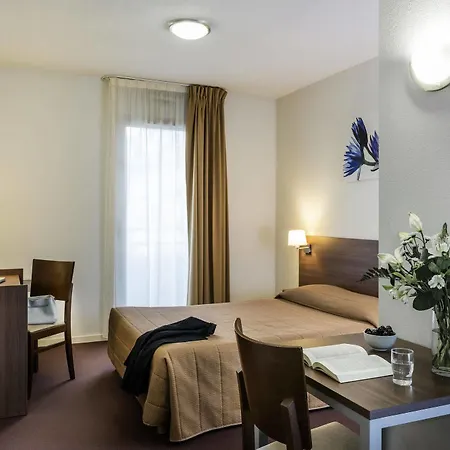 Adagio Access Sous Poissy Apart Otel 2*