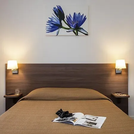 Adagio Access Sous Poissy Apart Otel 2*