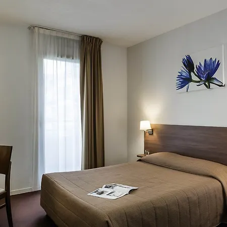 Apart Otel Adagio Access Sous Poissy 2*